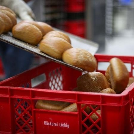 Brötchen werden in eine Kiste gefüllt