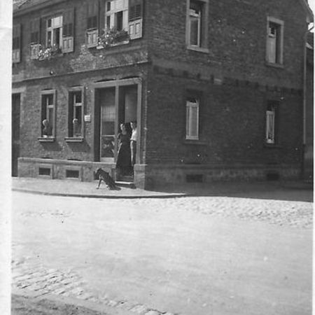 Altes Foto von einem Gebäude in schwarz weiß