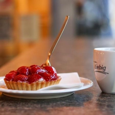 Törtchen und Kaffeetasse der Bäckerei Liebig in Eberstadt