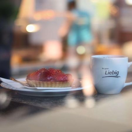 Törtchen und Kaffeetasse der Bäckerei Liebig in Eberstadt